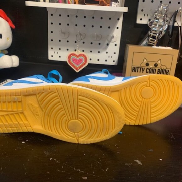 Women's Size 6 Air Jordan 1 Low Sneakers - Picture 2 of 6